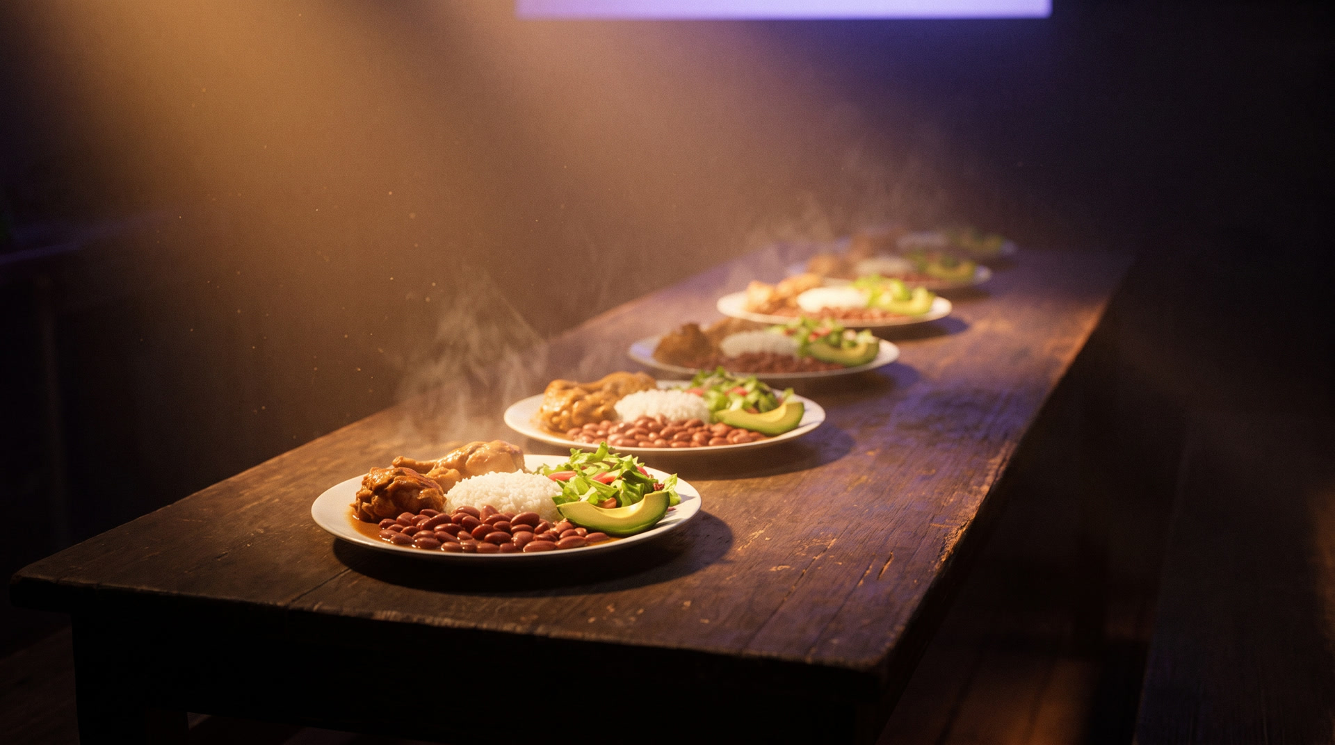 Platos dominicanos servidos en fila sobre una mesa larga de madera, con vapor subiendo